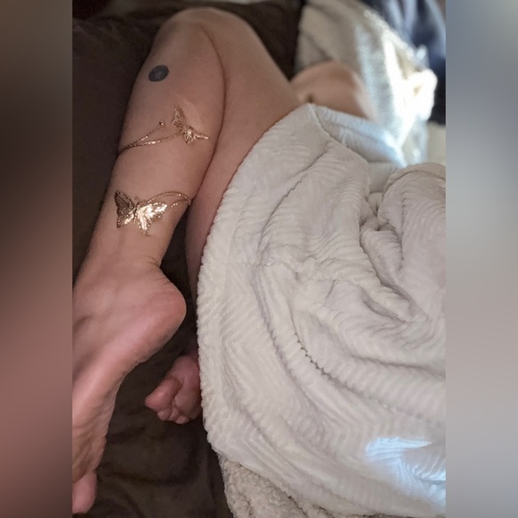 Roman Toga add on bangle in gold tone - Picture 12 of 15